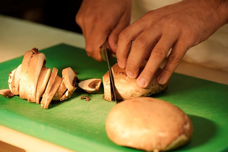 Cortar os cogumelos Portobello finamente