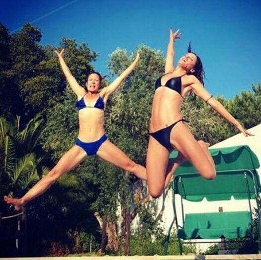 A atriz com uma amiga num momento divertido a saltarem para a piscina
