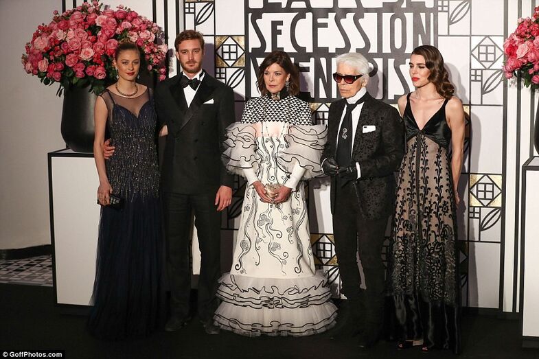 Da esquerda para a direita, Beatrice Borromeo, Pierre Casiraghi, princesa Carolina do Mónaco, Karl Lagerfeld e Carlota Casiraghi