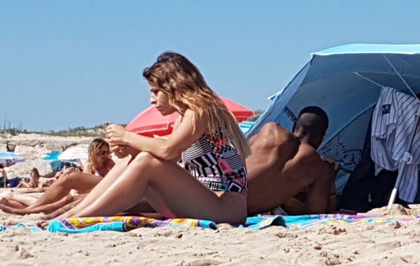 Maria Sampaio com o namorado na praia