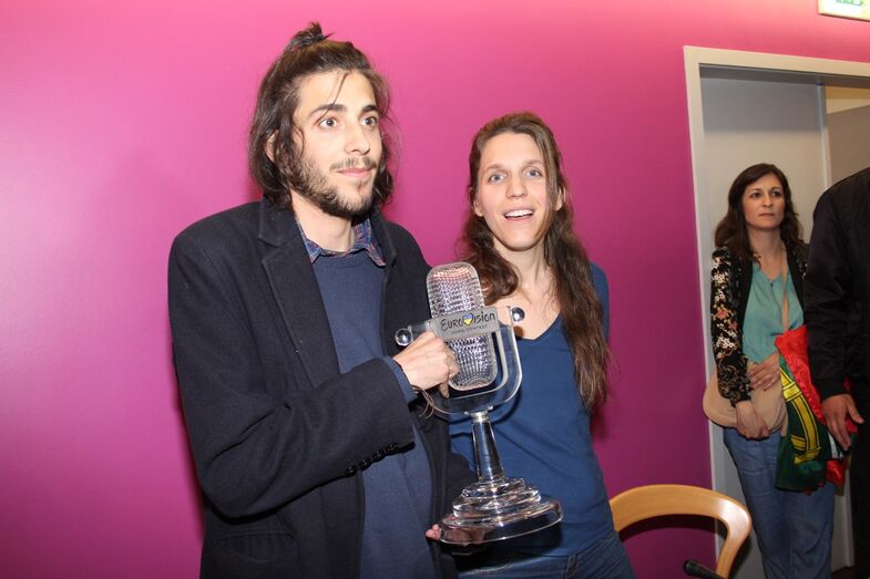 Salvador a segurar o prémio de vencedor com a irmã Luísa Sobral