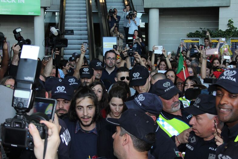 Veja a emoção de Salvador Sobral ao ser recebido com euforia no aeroporto de Lisboa