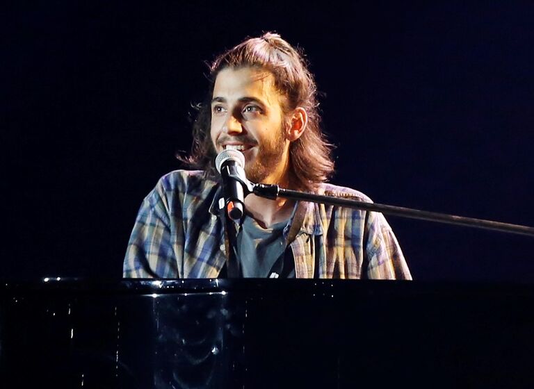 As imagens exclusivas da namorada e da mãe de Salvador Sobral à porta do hospital