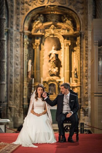 Um gesto carinhoso de Bruno Carvalho para com a sua, ainda, noiva, enquanto decorria o casamento