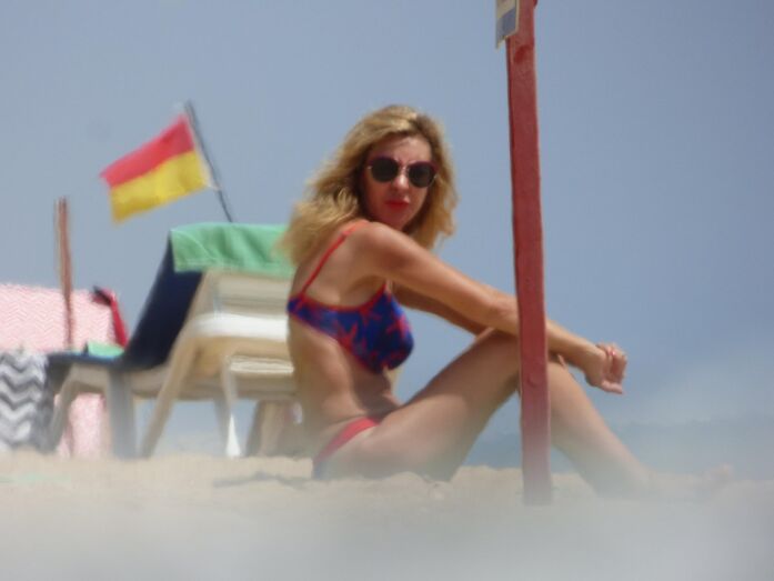 Judite Sousa na praia do Gigi