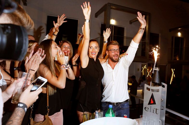 Filipa de Castro celebra aniversário em discoteca de Lisboa rodeada de amigos