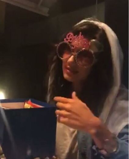 Mia Rose despede-se da vida de solteira em grande