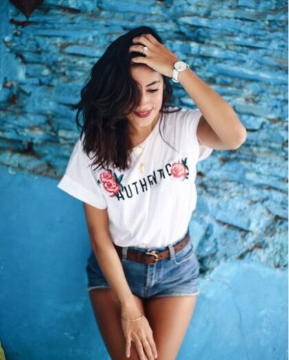 Mia Rose exibe anel de noivado 