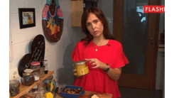 Ana Ni Ribeiro prepara uma salada rica em vitaminas antioxidantes