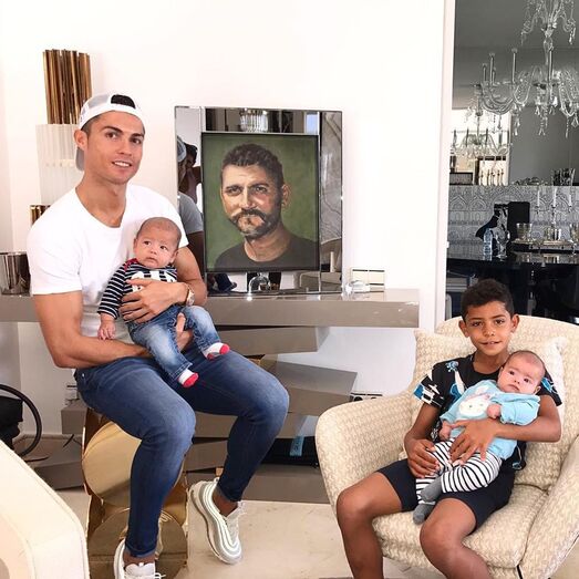 Com os três filhos e a fotografia do pai no fundo