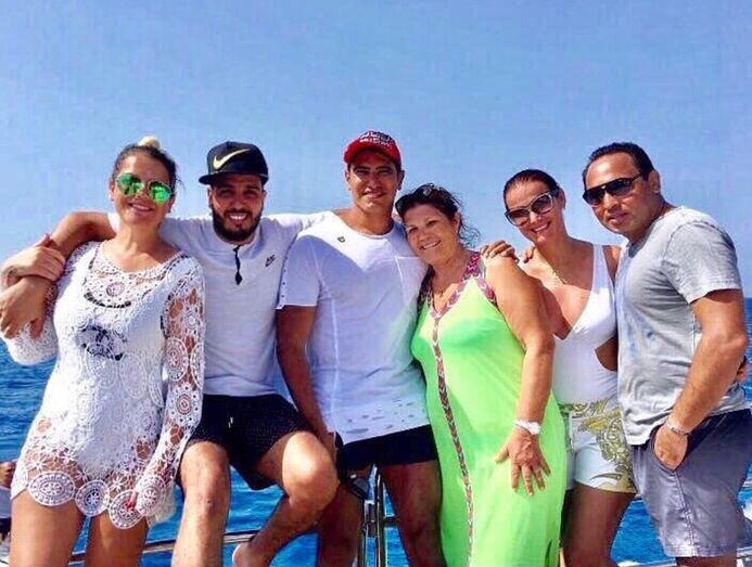 Ahmed de férias em Ibiza com a família Aveiro, na única fotografia em que Katia também aparece
