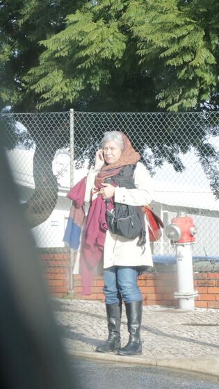 As imagens exclusivas da namorada e da mãe de Salvador Sobral à porta do hospital