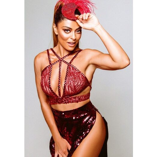 Juliana Paes pronta para desfilar no sambódromo