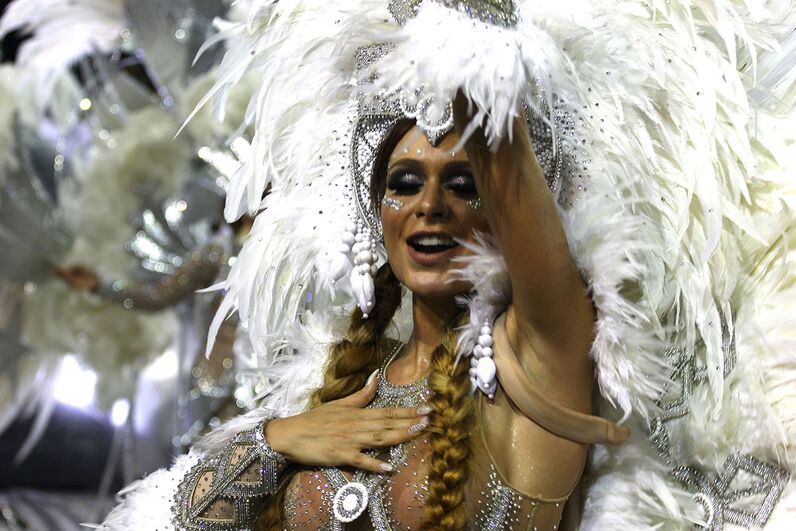 Sabrina Sato brilha no desfile da Gaviões da Fiel, em São Paulo