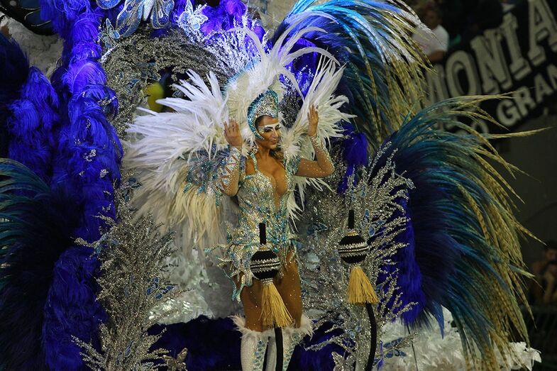 Sabrina Sato brilha no desfile da Gaviões da Fiel, em São Paulo
