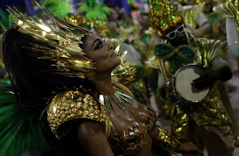 Um dos assaltantes estava armado e ao reconhecer Juliana Paes pediu apenas os telemóveis, poupando dinheiro, documentos e outros bens dos passageiros