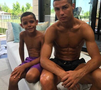 CR7 volta a "usar" Cristianinho para desviar atenções de polémicas 