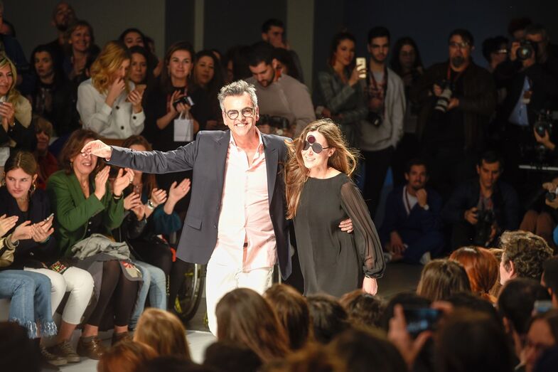 Recém-casadas, Gabriela Sobral e Inês Herédia divertem-se na ModaLisboa