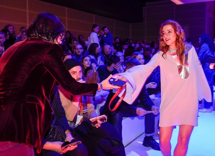 Recém-casadas, Gabriela Sobral e Inês Herédia divertem-se na ModaLisboa