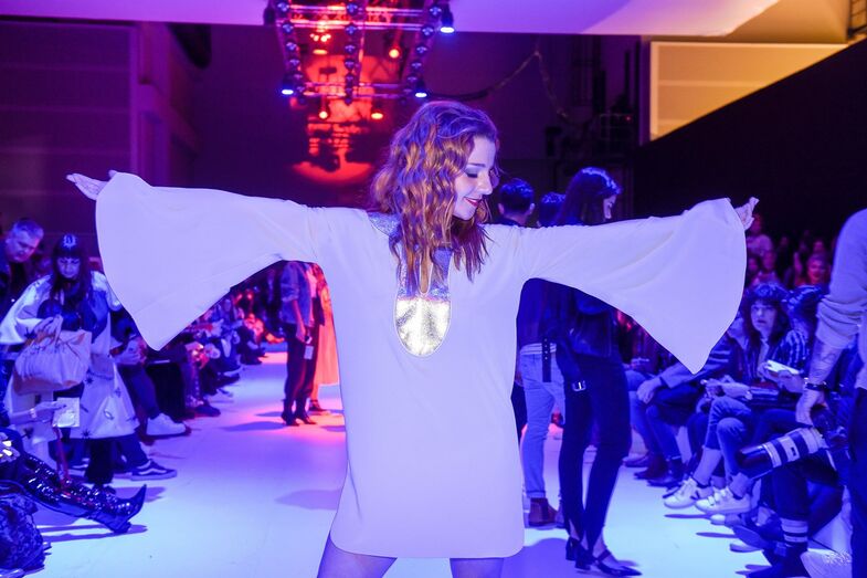 Recém-casadas, Gabriela Sobral e Inês Herédia divertem-se na ModaLisboa