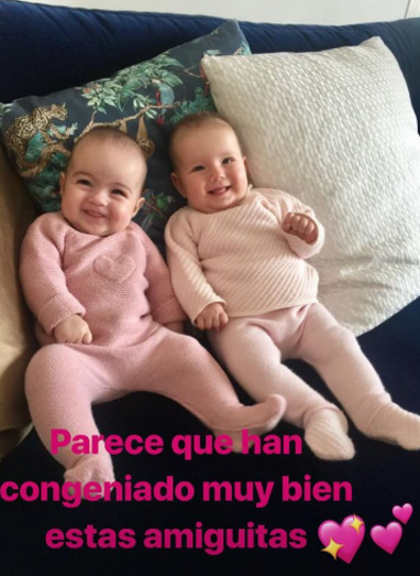 Alana, com uma amiguinha, tem o sorriso da mãe