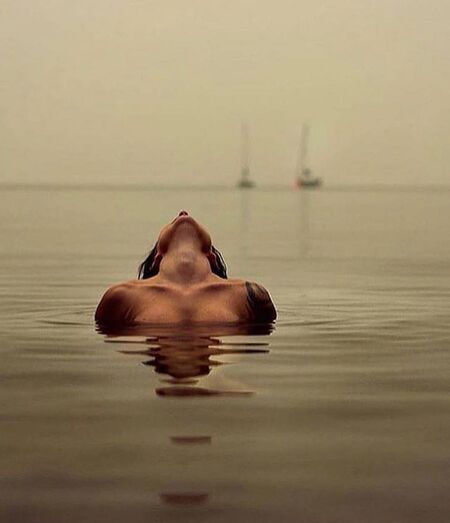 Isis Valverde incendeia as redes sociais com biquínis reduzidos