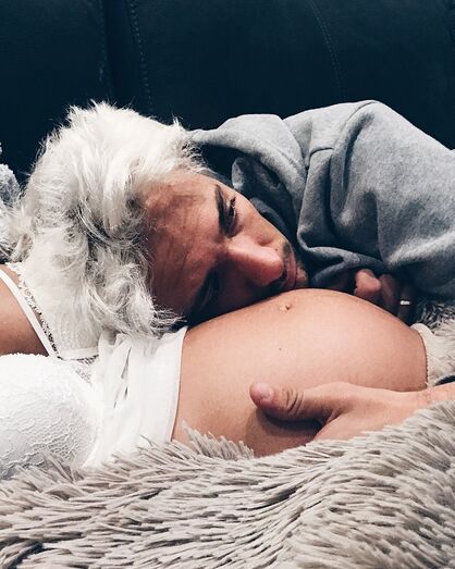 Mia Rose mostra tendência excêntrica para grávidas