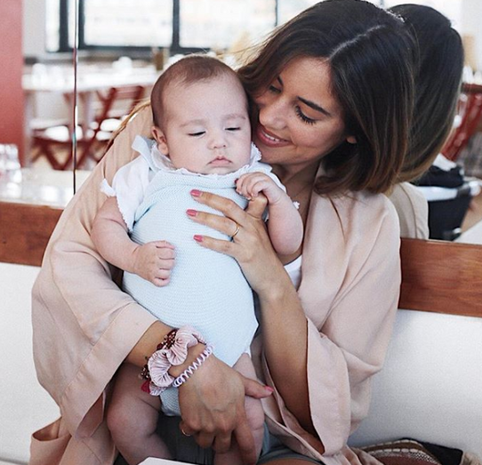 Mia Rose deliciada com o filho Mateus