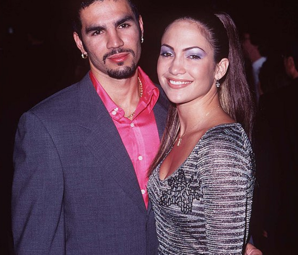 Entre 1997 e 1998, Jennifer Lopez foi casada com o empregado de mesa cubano Ojani Noa. Em 2006, processou-o quando ele ameaçou publicar um livro sobre o casamento.