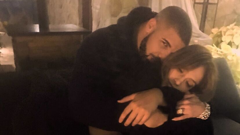 Em 2016, Jennifer Lopez teve um flirt com o rapper canadiano Drake, que é 17 anos mais novo que ela