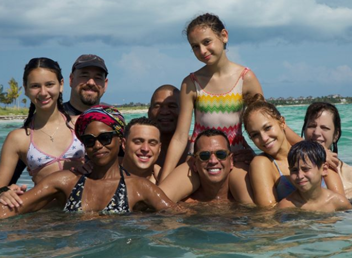 Jennifer Lopez celebra 49.º aniversário em local paradisíaco