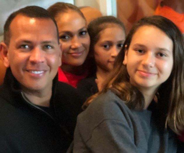 Jennifer Lopez celebra 49.º aniversário em local paradisíaco