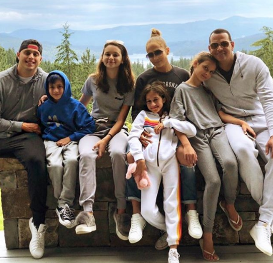 Jennifer Lopez celebra 49.º aniversário em local paradisíaco