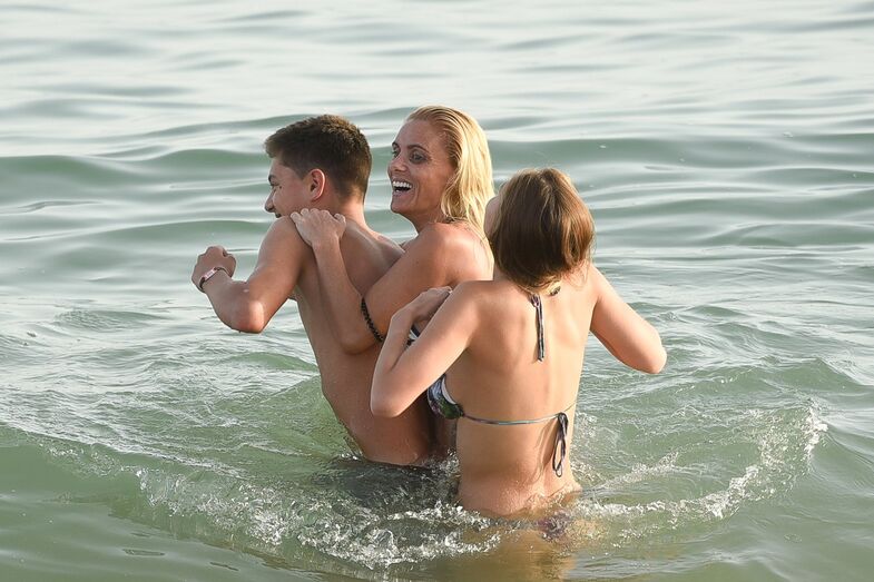 Corpos de sereia! Filipa de Castro e a filha Bruna de 18 anos deslumbram na praia