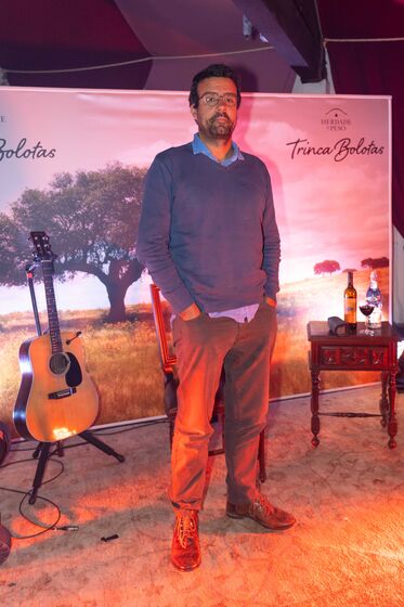 Famosos celebram Magusto com vinho tinto no bairro do Beato, em Lisboa, ao som de Miguel Araújo