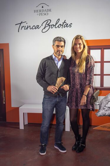 Famosos celebram Magusto com vinho tinto no bairro do Beato, em Lisboa, ao som de Miguel Araújo