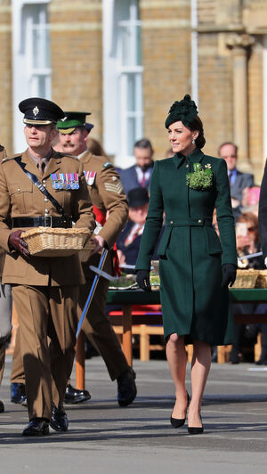 Kate deslumbra em tons de verde esmeralda com casaco milionário