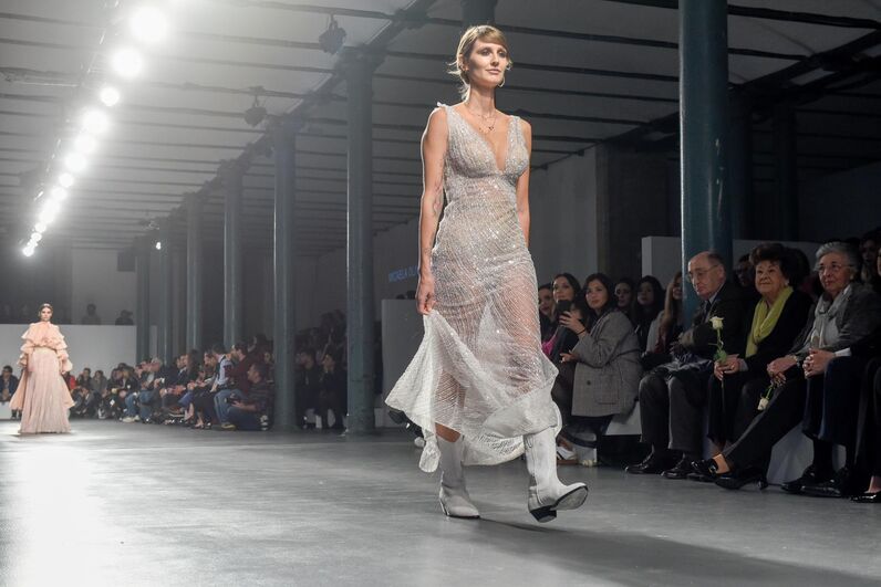 Filhas de Pepe, Salvio e Fábio Coentrão brilham em desfile de Micaela Oliveira