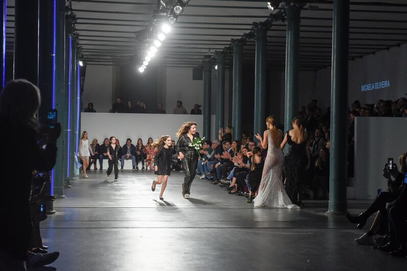 Filhas de Pepe, Salvio e Fábio Coentrão brilham em desfile de Micaela Oliveira