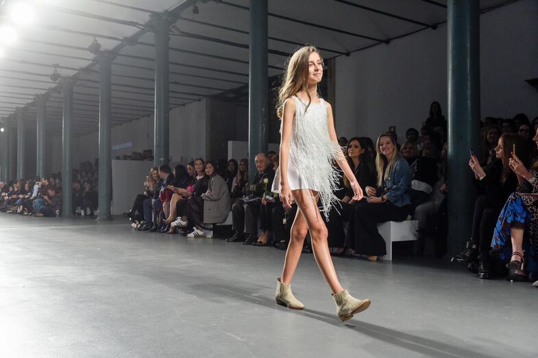 Filhas de Pepe, Salvio e Fábio Coentrão brilham em desfile de Micaela Oliveira