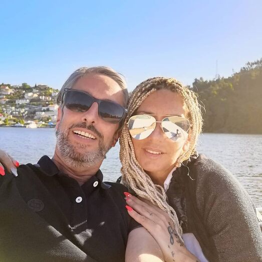 Maria Leal apresentou o novo namorado durante um passeio de barco no rio