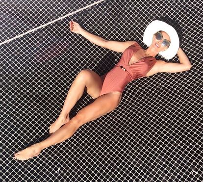 Excessivamente magra? Laura Figueiredo arrasa na praia e na piscina