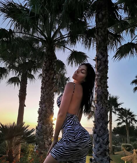 Que obsessão! As poses favoritas de Georgina Rodríguez