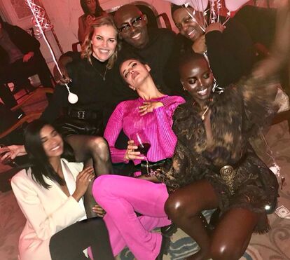Álcool, dinheiro e sexo: Irina Shayk apanhada em festa de excessos com top models em suite de hotel