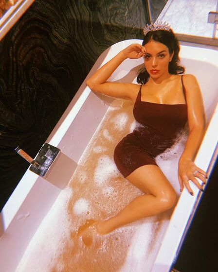 Que obsessão! As poses favoritas de Georgina Rodríguez