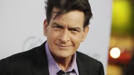 Charlie Sheen acusado de ter violado ator Corey Haim
