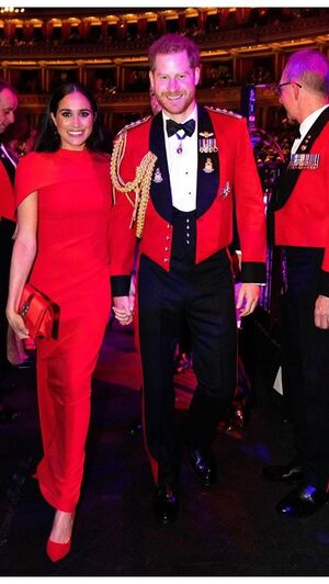 Que despedida, Meghan Markle! Duquesa de Sussex revela curvas em vestido sensual vermelho de 1500 euros