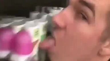 Jovem filma-se a lamber prateleiras de supermercado e publica na Internet. Veja as imagens