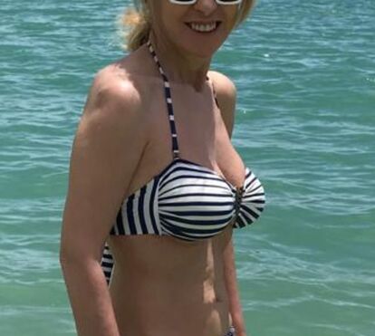 Sem medo de mostrar o corpo aos 59 anos, Judite recebe piropos durante as férias de luxo paradisíacas