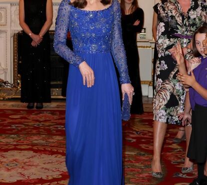 Linda! Kate Middleton repete vestido azul de 4000 euros